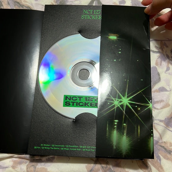 NCT 127 Sticker Album Seoul City Ver. Photobook and CD - Picture 2 of 2